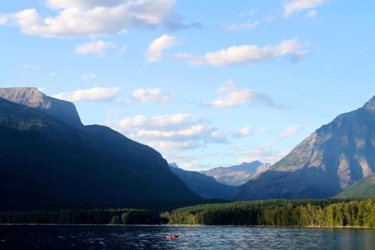 A body of water with a mountain in the background

Description automatically generated